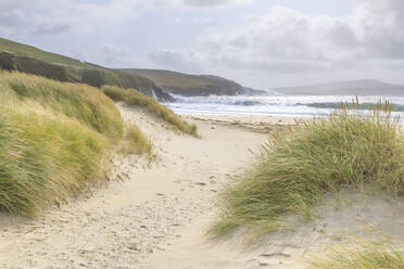 Muscheltombolo aus feinem weißen Sand, Dünen und Gräser, Strand, Wellenschlag, St. Ninian's Isle, Mainland, Shetland-Inseln, Schottland, Vereinigtes Königreich, Europa - RHPLF13548