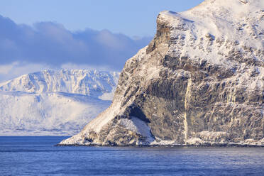 Spektakuläre schneebedeckte Berge im Winter, Troms Inseln, von der Norwegischen See, Polarkreis, Nordnorwegen, Europa - RHPLF13553