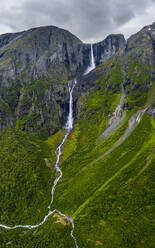 Luftaufnahme des Wasserfalls Mardalsfossen, der sich in die Arme des Flusses Mardola teilt, Eikesdalen, Nesset, Provinz More og Romsdal, Norwegen, Skandinavien, Europa - RHPLF13575