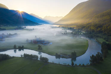 Nebel über den kultivierten Feldern entlang des Flusses Stryneelva, Luftaufnahme, Stryn, Nordfjorden, Provinz Sogn og Fjordane, Norwegen, Skandinavien, Europa - RHPLF13578