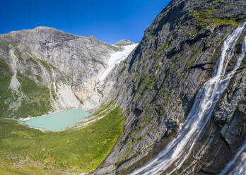 Drohnenpanorama des Wasserfalls über dem Briksdalsbreen-Gletscher, Loen, Jostedalsbreen-Nationalpark, Sogn og Fjordane, Norwegen, Skandinavien, Europa - RHPLF13583