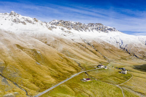 Luftaufnahme einer Drohne von Piz Umbrail und Punta di Rims im Herbst, Braulio-Tal, Bormio, Provinz Sondrio, Valtellina, Lombardei, Italien, Europa - RHPLF13601