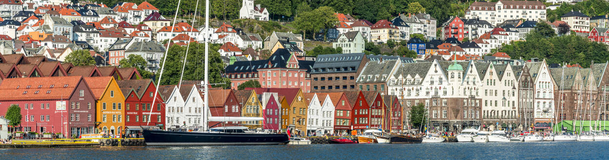 Panoramablick auf die bunten Fassaden der Gebäude in Bryggen, UNESCO-Weltkulturerbe, Bergen, Provinz Hordaland, Region Westfjorde, Norwegen, Skandinavien, Europa - RHPLF13607