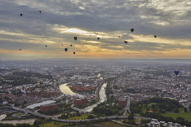 Heißluftballons über der Stadt Bristol während der Bristol International Balloon Fiesta, Bristol, England, Vereinigtes Königreich, Europa - RHPLF13616