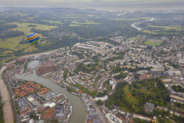 Ein Heißluftballon überfliegt die Stadt Bristol während der Bristol International Balloon Fiesta, Bristol, England, Vereinigtes Königreich, Europa - RHPLF13617