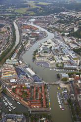 Ein Blick auf die alten Docks von Bristol, die heute nicht mehr kommerziell genutzt werden, aber eine Touristenattraktion sind, von einem Heißluftballon aus gesehen, Bristol, England, Vereinigtes Königreich, Europa - RHPLF13618