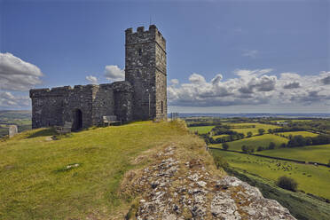 Die St. Michael's Church aus dem 13. Jahrhundert auf dem Gipfel des Brent Tor, einer wichtigen Landmarke am westlichen Rand des Dartmoor National Park, Devon, England, Vereinigtes Königreich, Europa - RHPLF13624