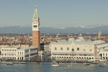 Der Dogenpalast, der Campanile, die Seufzerbrücke und der überflutete Markusplatz mit den Gondeln am Ufer und den Alpen dahinter, Venedig, UNESCO-Weltkulturerbe, Venetien, Italien, Europa - RHPLF13643