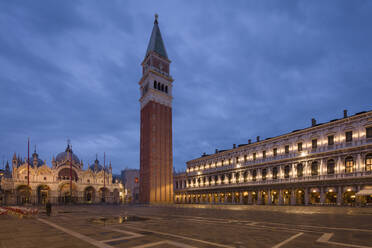 Ein ruhiger Markusplatz mit seinem Campanile und der Basilika während der morgendlichen blauen Stunde, Venedig, UNESCO-Weltkulturerbe, Venetien, Italien, Europa - RHPLF13647