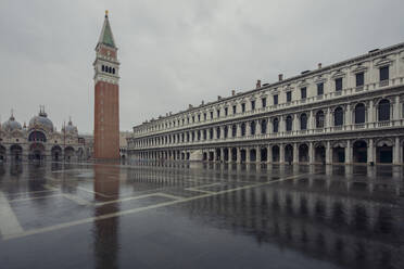 Blick über den überfluteten und menschenleeren Markusplatz auf den Campanile und die Basilika bei Hochwasser, Venedig, UNESCO-Weltkulturerbe, Venetien, Italien, Europa - RHPLF13648