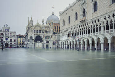 Ein überfluteter Markusplatz nach der Flut (acqua alta), umgeben vom Dogenpalast und dem Markusdom, Venedig, UNESCO-Weltkulturerbe, Venetien, Italien, Europa - RHPLF13649