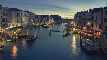 Blick entlang des Canal Grande von der Rialto-Brücke in der Abenddämmerung, Venedig, UNESCO-Weltkulturerbe, Venetien, Italien, Europa - RHPLF13650