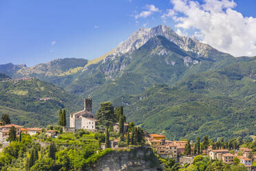 Dom von Barga mit La Pania della Croce, Apuanische Alpen, Toskana, Italien, Europa - RHPLF13660