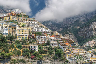 Blick vom Meer auf niedrige Gebäude und Klippen entlang der Küstenlinie, Positano, Costiera Amalfitana (Amalfiküste), UNESCO-Weltkulturerbe, Kampanien, Italien, Europa - RHPLF13677