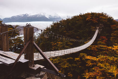 Hängebrücke zwischen Felsen neben dem Gletscher - CAVF72683