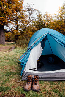 Campingzelt und Trekkingstiefel im Herbstwald - CAVF72686