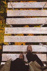 Crop Person zu Fuß auf Seilbrücke in der Natur - CAVF72687