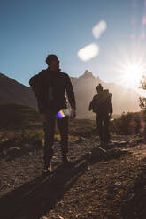 Rucksacktouristen beim Wandern in den Bergen an einem sonnigen Tag - CAVF72711