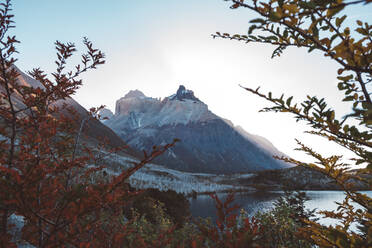 Berglandschaft durch die Zweige der Herbstbäume - CAVF72712