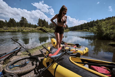 Eine Frau bereitet ihr Floß für die Fahrt auf dem Deschutes River in Oregon vor. - CAVF72767