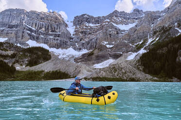Abenteuerfotograf paddelt mit einem Floß über den Cirque Lake in Banff. - CAVF72768