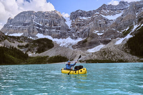 Abenteuerfotograf paddelt mit einem Floß über den Cirque Lake in Banff. - CAVF72771