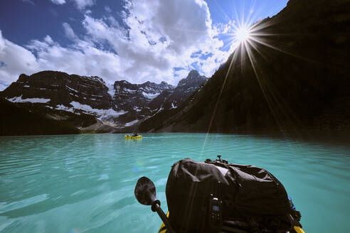 POV von einer abenteuerlichen Floßfahrt über den Cirque Lake in Banff, Kanada. - CAVF72773