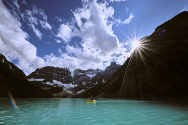 Abenteuerfotograf paddelt mit einem Floß über den Cirque Lake in Banff. - CAVF72776