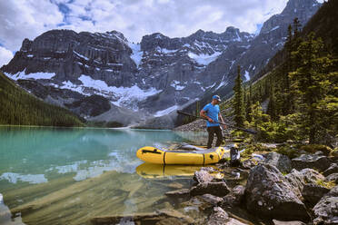 Ein Mann bereitet sich auf eine Rafting-Tour über den Cirque Lake in Banff vor - CAVF72778