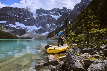 Ein Mann bereitet sich auf eine Rafting-Tour über den Cirque Lake in Banff, Alberta, vor - CAVF72781