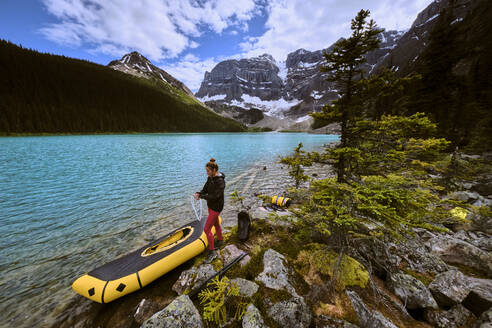 Eine Frau bereitet sich auf eine Rafting-Tour über den Cirque Lake in Banff vor. - CAVF72782