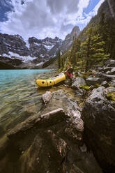 Eine Frau bereitet sich auf eine Rafting-Tour über den Cirque Lake in Banff vor. - CAVF72786