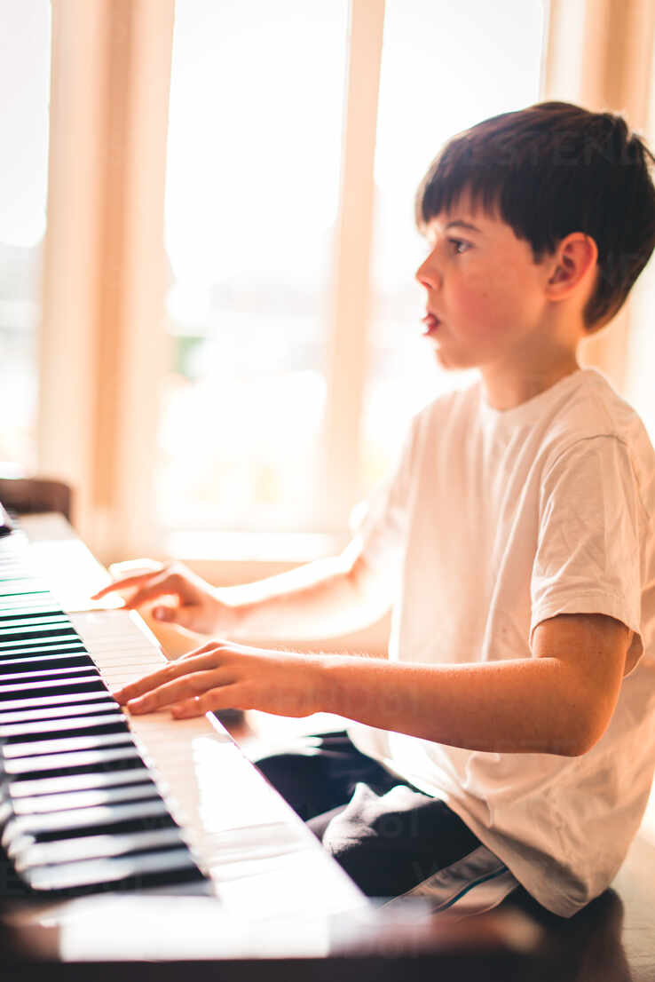 Kleiner Junge konzentrierte sich beim Spielen derKleiner Junge konzentrierte sich beim Spielen der  