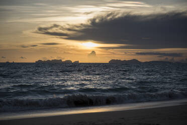 Silhouette der Koh Phi Phi Inseln von der Insel Koh Lanta aus gesehen, Thailand. - CAVF72837