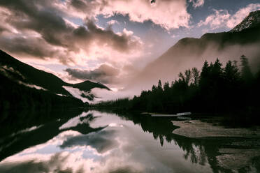 Ein nebliger Morgen über dem Diablo Lake im North Cascades National Park. - CAVF72876