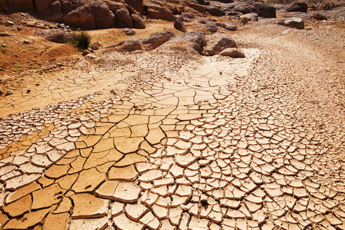 Ein ausgetrocknetes Flussbett im Anti-Atlas-Gebirge in Marokko, Nordafrika. In den letzten Jahren sind die Niederschlagsmengen aufgrund des Klimawandels um etwa 75 % zurückgegangen. Dies hat dazu geführt, dass viele Berb - CAVF72931