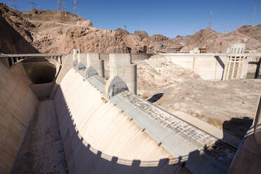 Der Überlauf, der nach einer vierjährigen Dürre am Hoover-Damm am Lake Mead, Nevada, USA, hoch und trocken steht. - CAVF72934