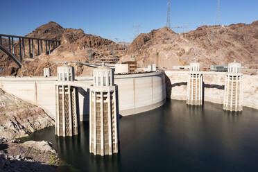 Einlauftürme für das Wasserkraftwerk am Hoover-Damm, Lake Mead, Nevada, USA, dessen Wasserstand nach der vierjährigen Dürreperiode außergewöhnlich niedrig ist. - CAVF72935