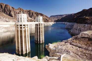 Einlauftürme für das Wasserkraftwerk am Hoover-Damm, Lake Mead, Nevada, USA, dessen Wasserstand nach der vierjährigen Dürreperiode außergewöhnlich niedrig ist. - CAVF72936