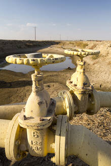 Ein praktisch leeres Wasserloch für Landwirte im kalifornischen Central Valley, w - CAVF72941