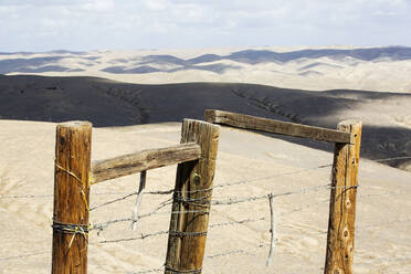 Durch die Dürre ausgedörrtes Ranchland in Bakersfield, Kalifornien, USA: Nach einer beispiellosen, vier Jahre andauernden Dürre ist Bakersfield heute die trockenste Stadt der USA. - CAVF72948