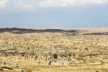 Das Kern River-Ölfeld in Oildale, Bakersfield, Kalifornien, USA: Nach einer beispiellosen vierjährigen Dürre ist Bakersfield heute die trockenste Stadt der USA, was auf den Klimawandel zurückzuführen ist. - CAVF72956