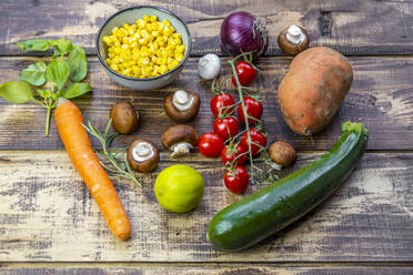 Ingredients for sweet potato curry (sweet potato, zucchini, mushrooms, corn, tomatoes, onions, garlic, lime, basil) - SARF04415