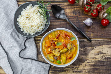 Schüsseln mit Kartoffelcurry und Reis - SARF04416