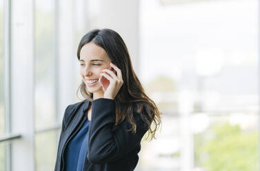Smiling businesswoman talking on the phone - DGOF00020