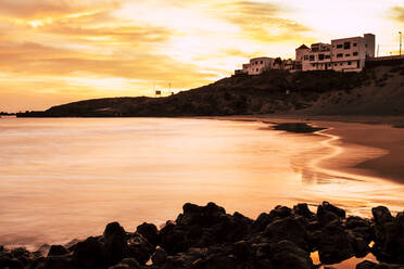 Spanien, Teneriffa, Küstenlinie bei Sonnenuntergang - SIPF02114