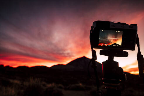 Spanien, Teneriffa, Kamera auf Stativ in Landschaft bei Sonnenuntergang - SIPF02116