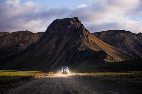 Ein Geländewagen fährt in Richtung Gebirge, Landmannalaugar, Hochland, Island - CUF54518