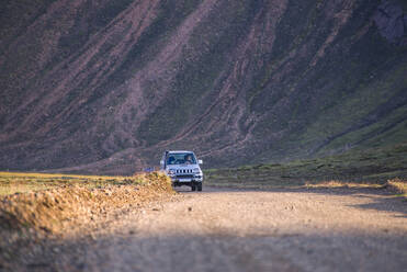 Geländewagen auf unbefestigtem Weg, Berg im Hintergrund, Landmannalaugar, Hochland, Island - CUF54519