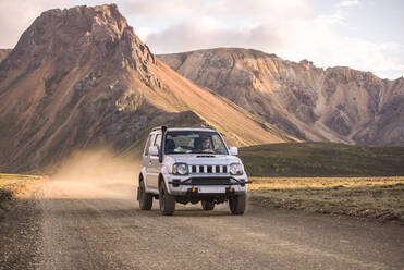 Geländewagen auf unbefestigtem Weg, Berg im Hintergrund, Landmannalaugar, Hochland, Island - CUF54520